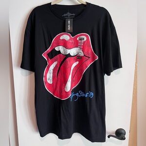 Hot Topic Rolling Stones Tshirt size XL. Lips/tongue. NWT